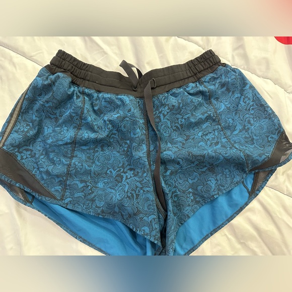 lululemon athletica Pants - Lululemon Hotty Hot Short (Long 4")
